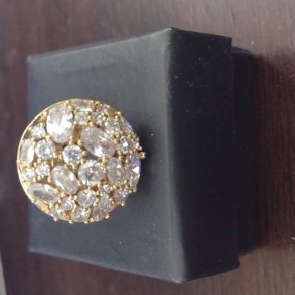 Avon Ring Iconic Statement NIB Goldtone Crystal rare - Picture 2 of 8